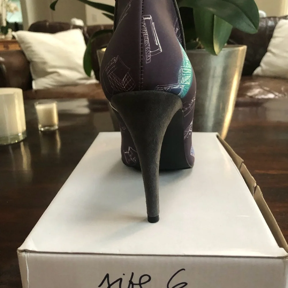Purple Pointed-Toe Stiletto Pump with Multicolor Print Grape Vine - Picture 3 of 4